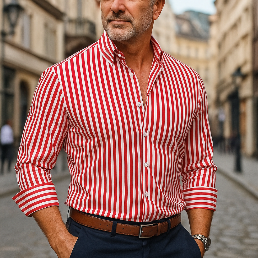 Model draagt Linea™ Herenhemd van Stepscore – casual outfit voor heren 40+