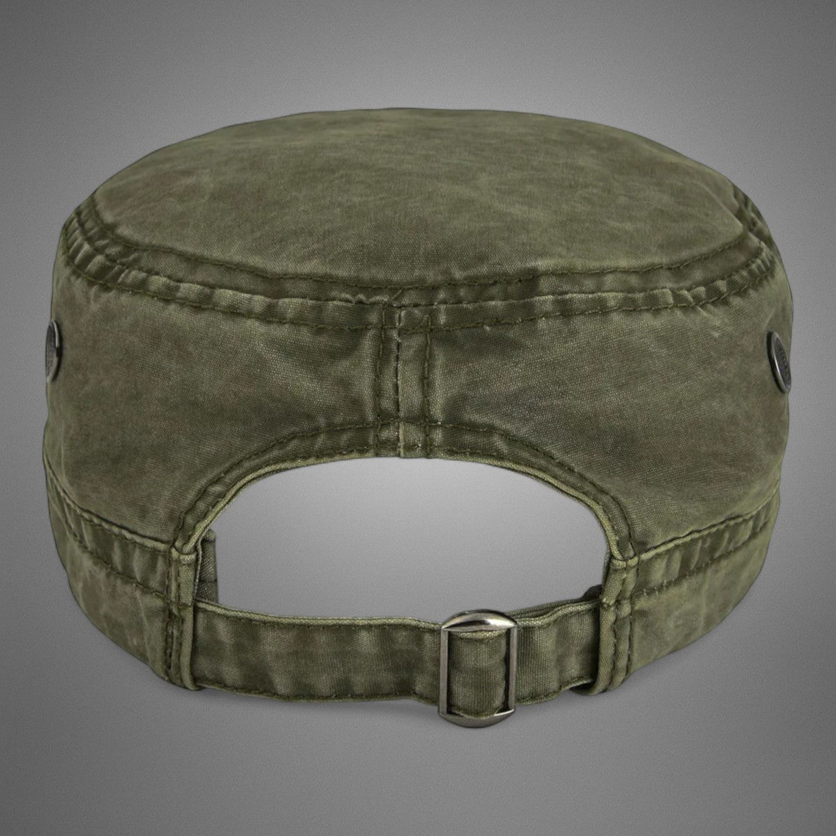 Canvas Scout™ Pet in legergroen – achterkant met lichte schaduw