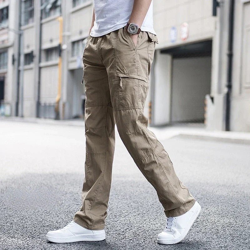 Comfortabele Heren Cargo broek in khaki – zijaanzicht