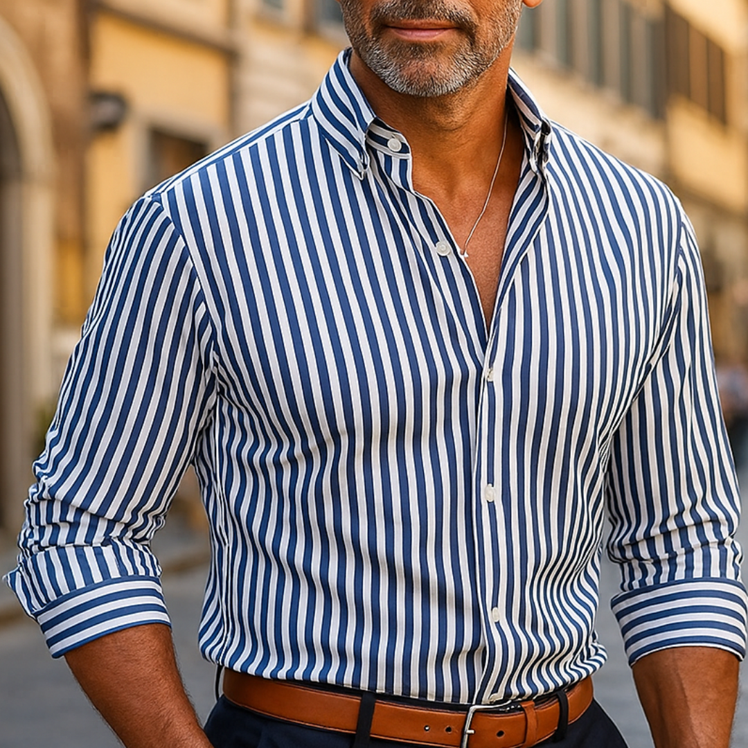 Model draagt Linea™ Herenhemd van Stepscore – casual outfit voor heren 40+