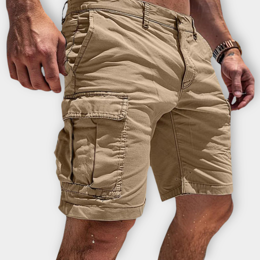 Tharnulf cargoshort in beige – vooraanzicht gedragen door model