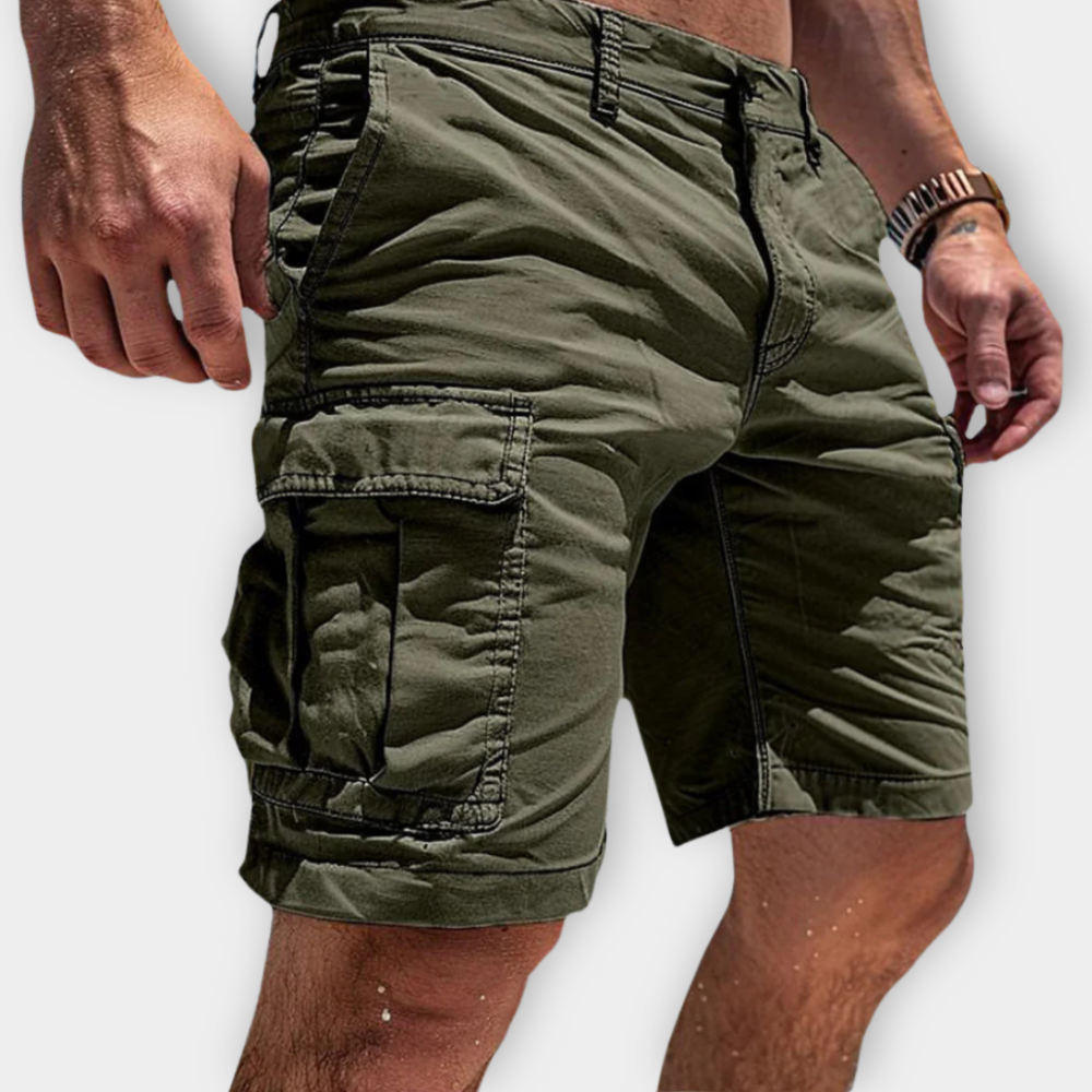 Tharnulf cargoshort in groen – vooraanzicht gedragen door model