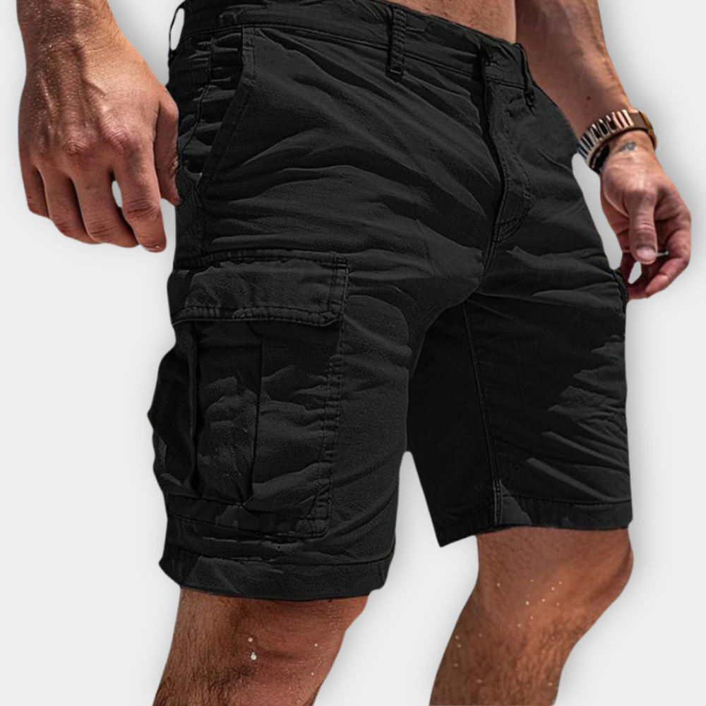 Tharnulf cargoshort in zwart – vooraanzicht gedragen door model